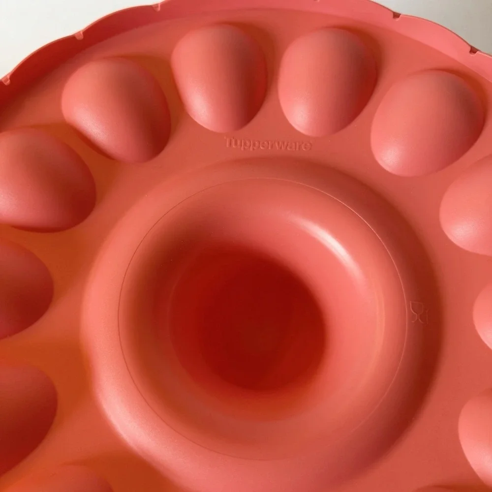 Tupperware 2 Tier Deviled‎ Egg Round Stackable Serving Tray White/Peach Holds 24